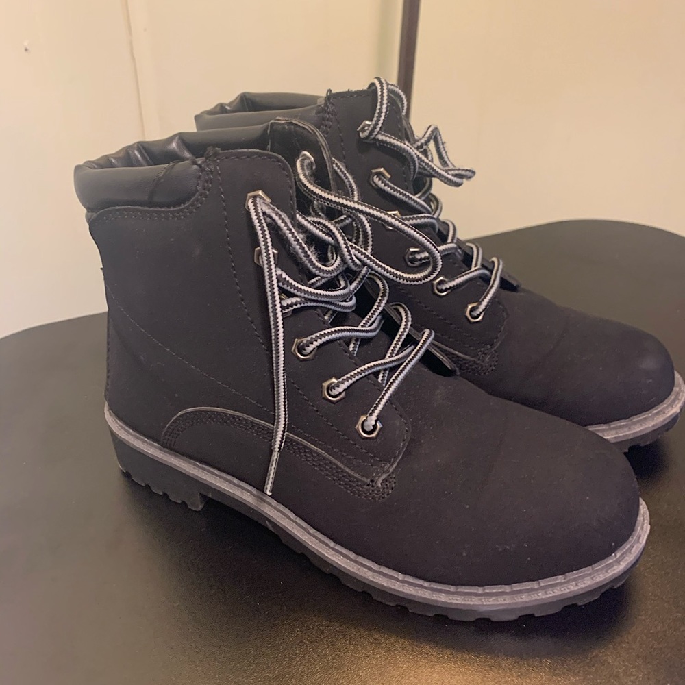 Forever 21 | Wild Diva Black Winter Lace Up Low-cut Boots Women’s size 6